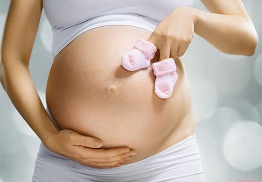 uma mulher grávida passa papilomas para seu bebê