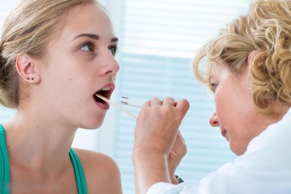 O médico examina a cavidade oral para a presença de papilomas